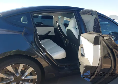 2025 Tesla Model 3 Long Range All-Wheel Drive z USA, uszkodzony, nr VIN 5YJ3E1EB8SF076911